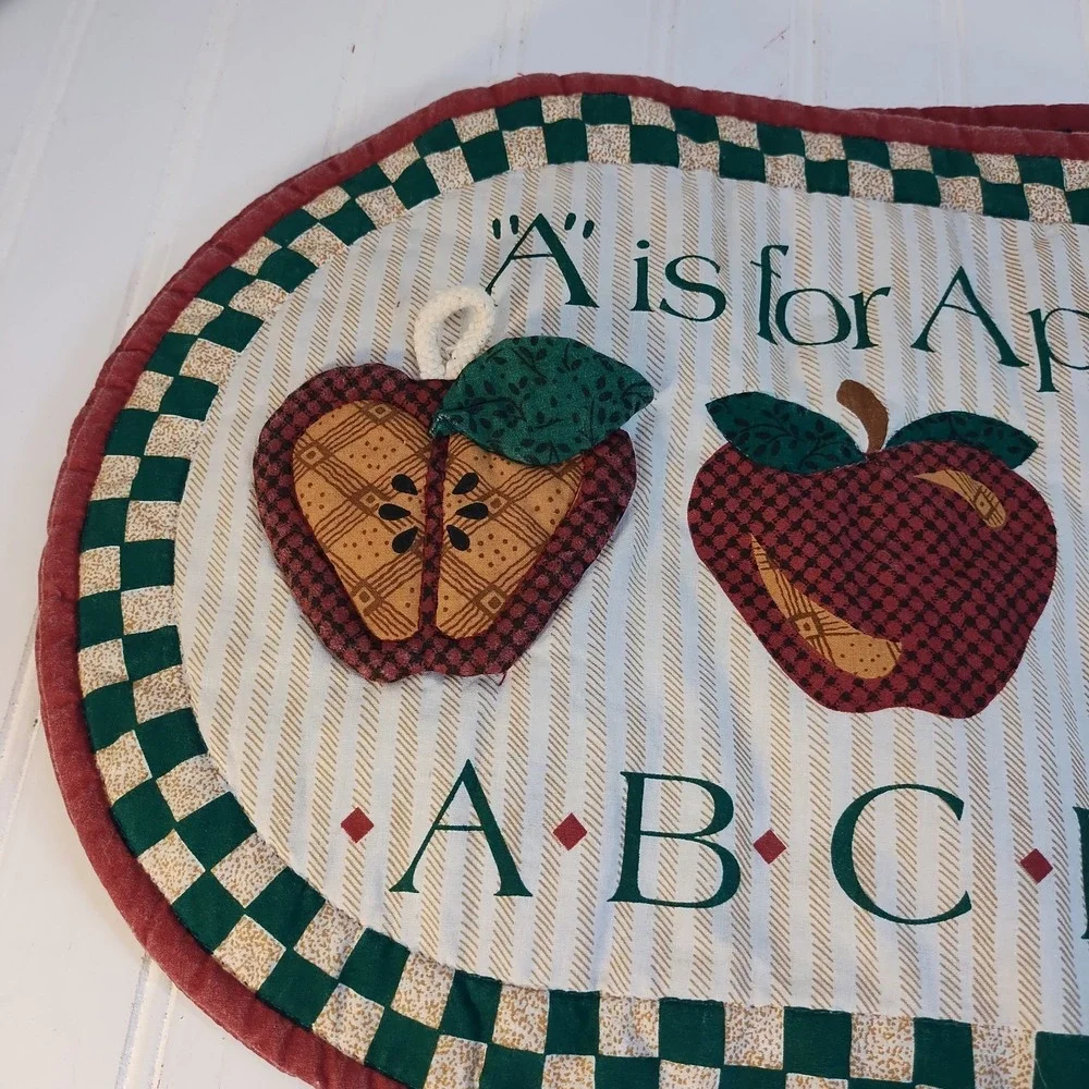 Set of 4 VTG Apple Quilted Placemats Farmhouse Cottagecore Country Style Oval